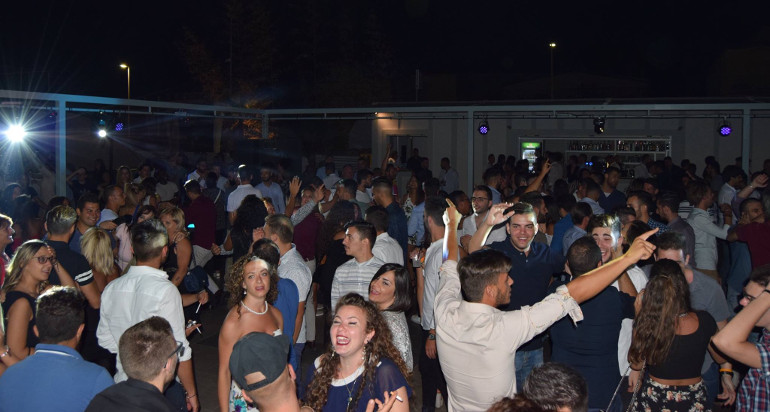 serata disco dance al lido tropix di schiavonea