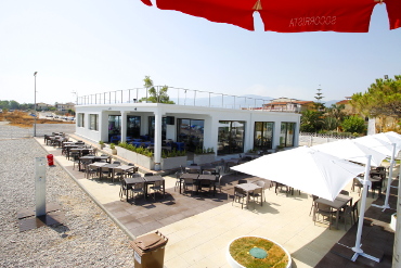 il ristorante il portico e i tavoli intorno alla struttura