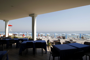 la terrazza del ristorante tropix con i tavoli a pochi passi dal mare