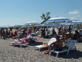 spiaggia e ombrelloni al lido tropix di schiavonea