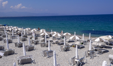 la rinomata spiaggia di schiavonea, a corigliano-rossano, sulla costa ionica calabrese